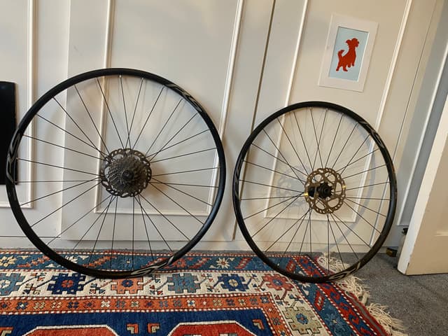 Shimano RS 622x19c alloy wheels w/ 11-speed cassette 